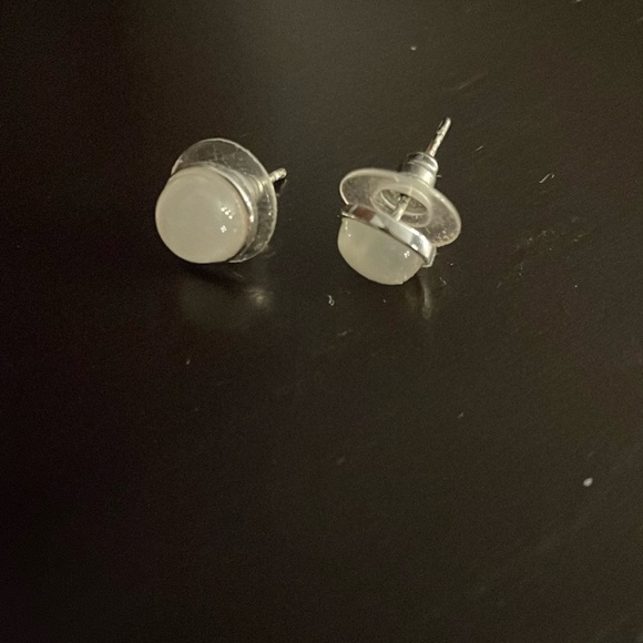 White and silver earrings - Picture 1 of 3